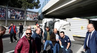Bakırköy'de, Köprünün Altına Çarpan Tır Devrildi