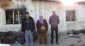 Burhaniye'de Evi Yanan Aile Sokakta Kaldı