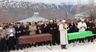 Malatya'da, Seçimlerde Çıkan Silahlı Kavga Ölen 2 Kuzen Toprağa Verildi