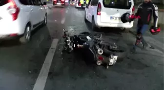 Üsküdar'da Motosiklet Otomobille Çarpıştı: 2 Yaralı