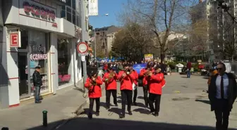 Otizme Dikkat Çekmek İçin Es Es Bando Eşliğinde Yürüdüler