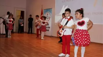 Otizmli Öğrenciler Şarkılar Söyledi, Dans Etti