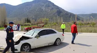 Burdur'da İki Otomobil Çarpıştı: 1 Ölü, 2 Yaralı