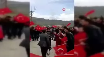 Irak Sınırında Askerlerin de Katılımıyla Türk Bayraklı Seçim Kutlaması