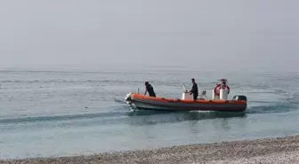 Kıyafetiyle Denize Giren Adam Polisi Alarma Geçirdi