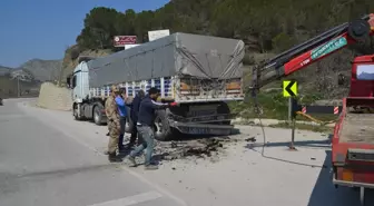Amasya'da Otomobil Tıra Çarpıp Devrildi: 1 Ölü