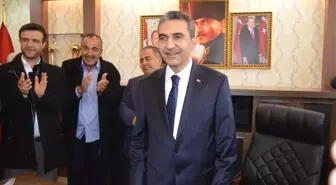 Besni Belediye Başkanı Mehmet Emre Mazbatasını Aldı