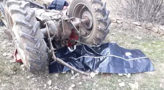 Devrilen Traktörde Eski Muhtar ve Eşi Can Verdi