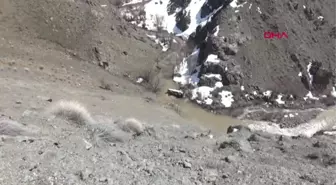 Hakkari Kamyonet Dereye Uçtu 1 Ölü, 2 Yaralı