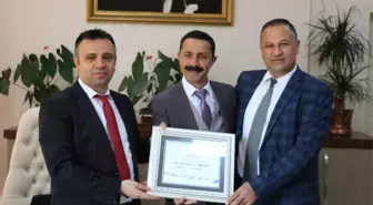 İlk İcraatı Makam Kapısını Söktürmek Oldu