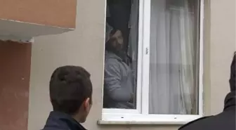 Madde Bağımlısı Genç, Ebeveynlerini Rehin Aldı! Polis, 2 Saatte İkna Etti