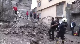 Siirt'te Metruk Binanın Duvarı Yıkıldı