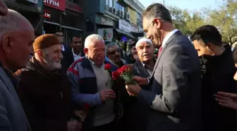 Eyyübiye Belediye Başkanı Mehmet Kuş Esnafa Karanfil Verdi