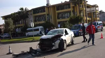 Antalya'da İki Otomobil Çarpıştı: 5 Yaralı