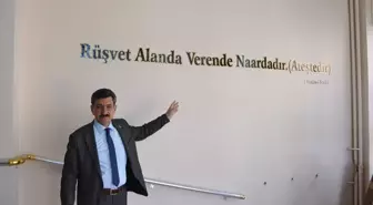 Belediye Girişine 'Rüşvet Alan da Veren de Ateştedir' Yazdırdı