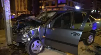 2 Otomobil Kafa Kafaya Çarpıştı: 2'si Ağır 3 Yaralı