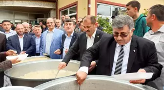 Belediye Başkanı Kendi Elleriyle Halka Yemek Dağıttı