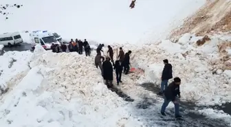 Hasta Taşıyan Ambulansın Önüne Çığ Düştü