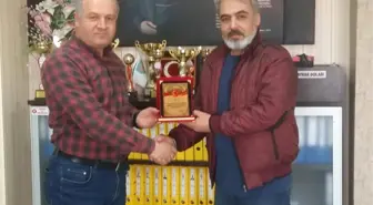 Başkan Gülbey'den Yazar Mert'e Plaket