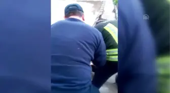 Mazgala Sıkışan Kedi Kurtarıldı