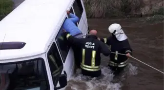 Derede Sürüklenen Minibüsteki 3 Kişiyi İtfaiye Kurtardı