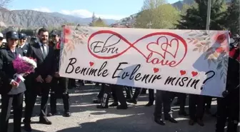 Polisten Meslektaşına Törende Sürpriz Evlilik Teklifi