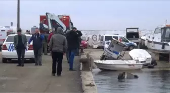 Silivri'de Otomobil Denize Uçtu, Sürücüyü Sahildekiler Kurtardı