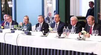 Dışişleri Bakanı Çavuşoğlu Hollanda'da