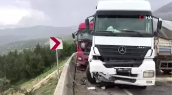 Hatay'da İki Tır Kafa Kafaya Çarpıştı