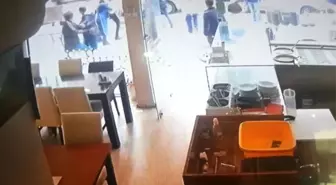 İstanbul'da Sokak Ortasında Uçan Tekmeli Meydan Kavgası Kamerada