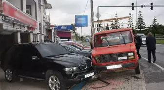 Zincirleme Kazada Olan Oto Galerideki Lüks Araçlara Oldu