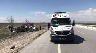 Konya'da Otomobil Hafif Ticari Araca Çarptı: 1 Ölü, 5 Yaralı