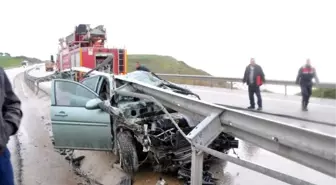 Çanakkale'de Bariyerlere Çarpan Otomobilin Sürücüsü Yaralandı