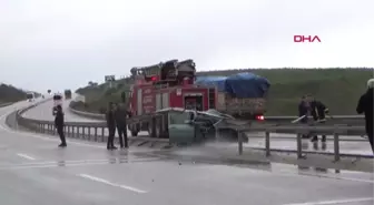 Çanakkale'de Bariyerlere Çarpan Otomobilin Sürücüsü Yaralandı