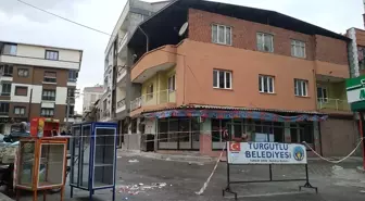 Manisa'da Yıkılma Tehlikesi Bulunan Bina Boşaltıldı