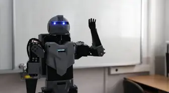 Denizli'de Bir Öğretmen, İki Öğrencisiyle Birlikte İnsansı Robot Yaptı