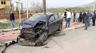 Kahramanmaraş'ta İki Otomobil Çarpıştı: 3 Yaralı