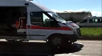 Erken Doğan Bebeği Taşıyan Ambulans Otomobile Çarptı