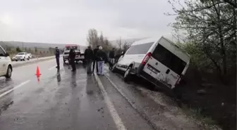 Sporcuları Taşıyan Araç Devrildi: 15 Yaralı