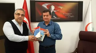 Yazdığı Kitabı Başhekim Karataş'a Hediye Etti