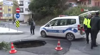 İçerenköy'de Yol Çöktü