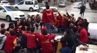 Otomobil, Tezahürat Yapan Galatasaray Taraftarlarının Arasına Daldı