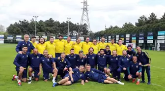 Fenerbahçe'nin Eski Futbolcuları Kulüp Tesislerinde Maç Yaptı