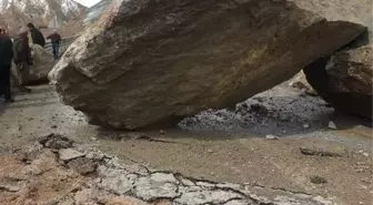 Hakkari- Van Karayolu Düşen Dev Kayalar Nedeniyle Kapandı