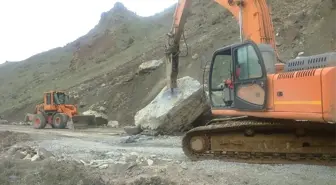 Hakkari - Van Karayoluna Dev Kayalar Düştü