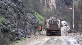 Tunceli'de Munzur Çayı Taştı, Ulaşım Kontrollü Sağlandı