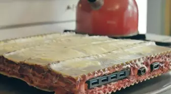 Bir Youtuber, 'Lazanyalı' Dizüstü Bilgisayar Yaptı (Video)