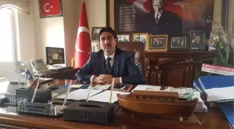 AK Parti'li Başkan, Borç Listesini Belediye Binasına Astırdı