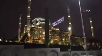 Binlerce Kişi Çamlıca Camii'ne Akın Etti