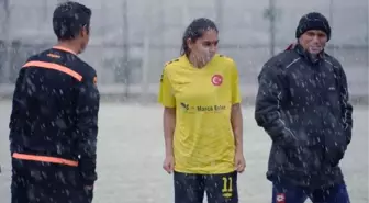 Futbolcu Kızlar Doluya Tutuldu